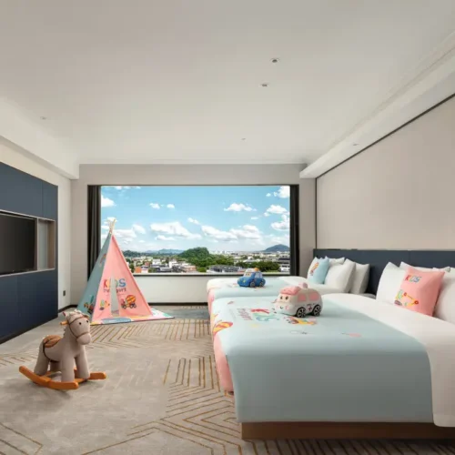 Family Theme Room With Spacious Play Area, LED UV Sterilization, And Children’s Play Tent