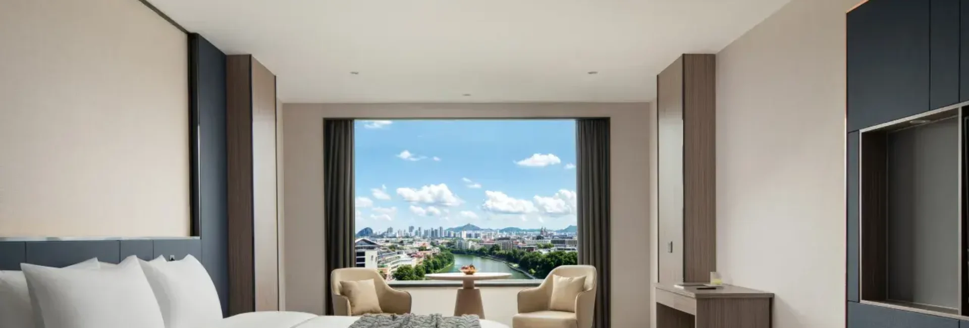 Four-Person City-View Family Room With Overlooking Cityscape And LED UV Sterilization