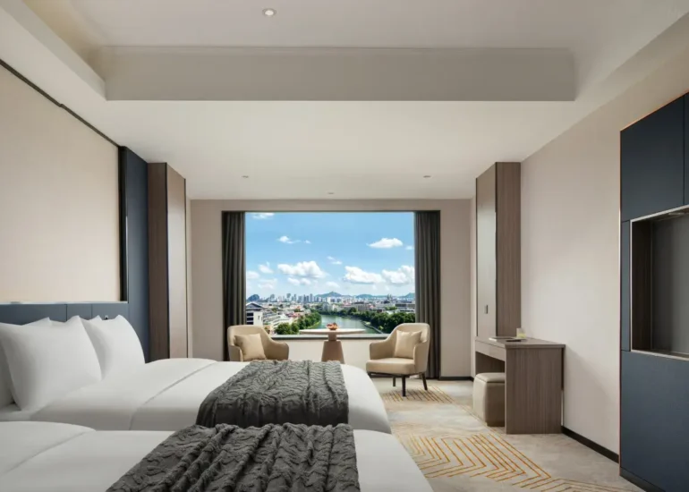 Four-Person City-View Family Room With Overlooking Cityscape And LED UV Sterilization